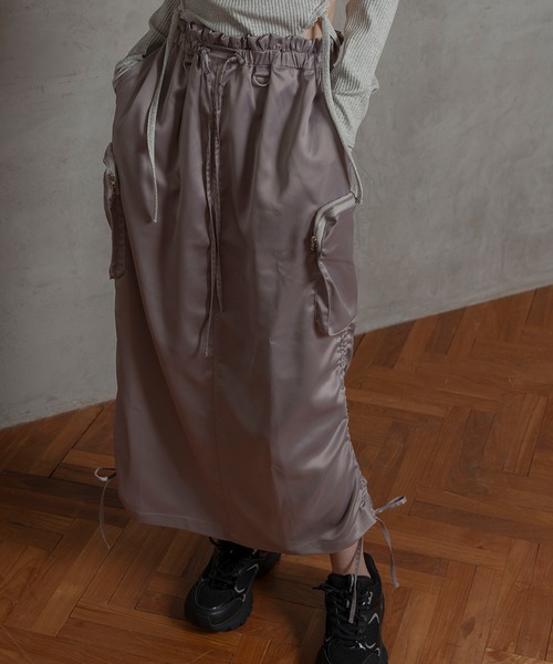 poiregnee(ポワニェ)の「サテンカーゴスカート(スカート・レディース・オフホワイト/グレー・FREE)」の2枚目の写真