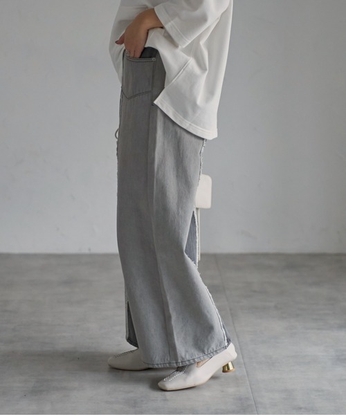 each（イーチ）の「センターシームフリンジ切替デニムパンツ（デニムパンツ・レディース・グレー・FREE）」の3枚目の写真