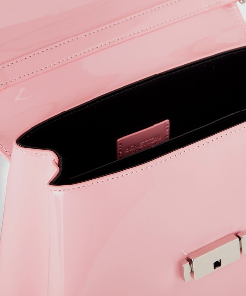 BENETTON (UNITED COLORS OF BENETTON)（ベネトンユナイテッドカラーズオブベネトン）の「メタルロゴフェイクレザー２WAYミディアムショルダーバッグ（ショルダーバッグ・レディース・ブラック/ブルー/クリーム/ライトピンク・FREE）」の19枚目の写真