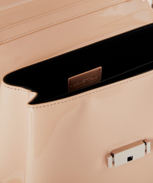 BENETTON (UNITED COLORS OF BENETTON)（ベネトンユナイテッドカラーズオブベネトン）の「メタルロゴフェイクレザー２WAYミディアムショルダーバッグ（ショルダーバッグ・レディース・ブラック/ブルー/クリーム/ライトピンク・FREE）」の13枚目の写真