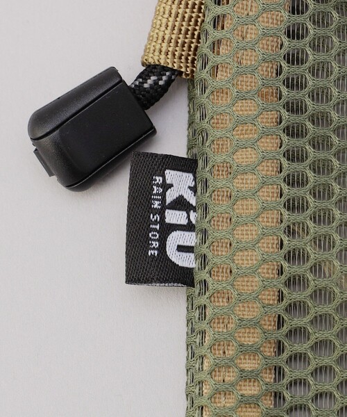 KiU（キウ）の「KiU/キウ PARACORD MESH MINI SACOCHE / パラコードメッシュミニサコッシュ（ショルダーバッグ・メンズ・キャメル/ブラック/ベージュ・ONE SIZE）」の5枚目の写真