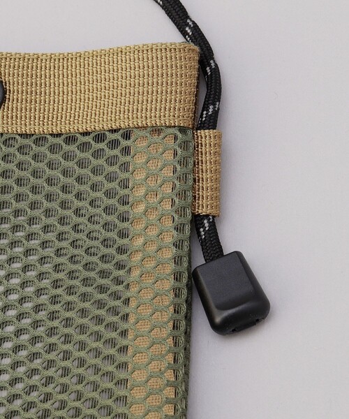 KiU（キウ）の「KiU/キウ PARACORD MESH MINI SACOCHE / パラコードメッシュミニサコッシュ（ショルダーバッグ・メンズ・キャメル/ブラック/ベージュ・ONE SIZE）」の6枚目の写真