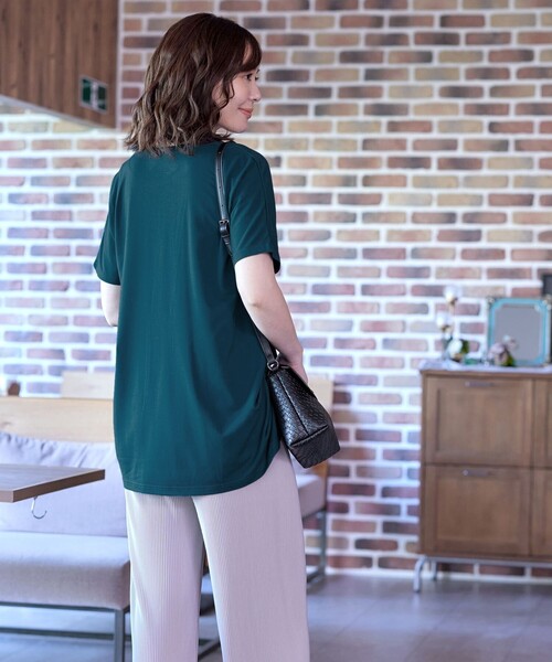 Tiaclasse(ティアクラッセ)の「【洗える】脇タックポンチプルオーバー(Tシャツ/カットソー・レディース・ブラック/オフホワイト/ブルー/グリーン/モカ・L/M)」の17枚目の写真