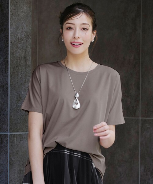 Tiaclasse(ティアクラッセ)の「【洗える】脇タックポンチプルオーバー(Tシャツ/カットソー・レディース・ブラック/オフホワイト/ブルー/グリーン/モカ・L/M)」の9枚目の写真