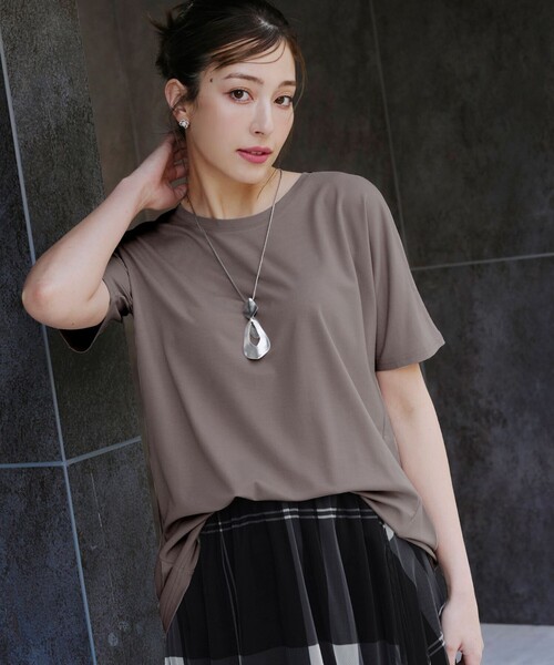 Tiaclasse(ティアクラッセ)の「【洗える】脇タックポンチプルオーバー(Tシャツ/カットソー・レディース・ブラック/オフホワイト/ブルー/グリーン/モカ・L/M)」の8枚目の写真