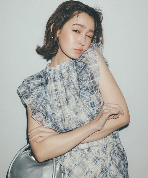 VIS(ビス)の「【夏トップス総選挙/お気に入り登録No.2】シアーチェックフリルブラウス(シャツ/ブラウス・レディース・ホワイト系その他5/ピンク/オフホワイト/ネイビー・FREE)」の2枚目の写真