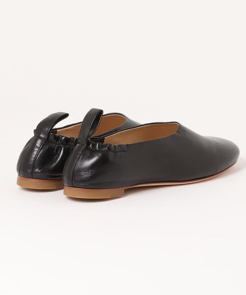 FABIO RUSCONI（ファビオルスコーニ）の「FABIO RUSCONI ファビオ ルスコーニ プルストラップデザインフラットパンプス（スリッポン・レディース・ブラック・35/39）」の2枚目の写真