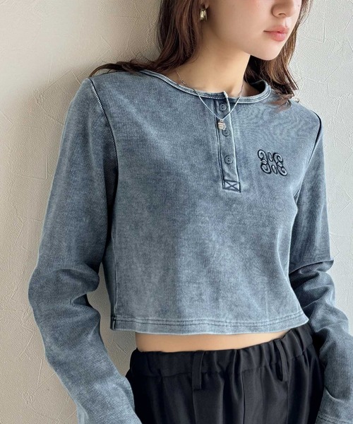 mily bilet（ミウィビレット）の「【mily bilet】指先も胸元も、あざと可愛い。ロゴ刺繍ヘンリーネッククロップドテレコリブカットソー（Tシャツ/カットソー・レディース・ブラック/チャコールグレー/アイボリー/インディゴブルー・SMALL/MEDIUM/LARGE/X-LARGE）」の5枚目の写真