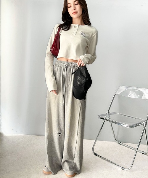 mily bilet（ミウィビレット）の「【mily bilet】指先も胸元も、あざと可愛い。ロゴ刺繍ヘンリーネッククロップドテレコリブカットソー（Tシャツ/カットソー・レディース・ブラック/チャコールグレー/アイボリー/インディゴブルー・SMALL/MEDIUM/LARGE/X-LARGE）」の9枚目の写真