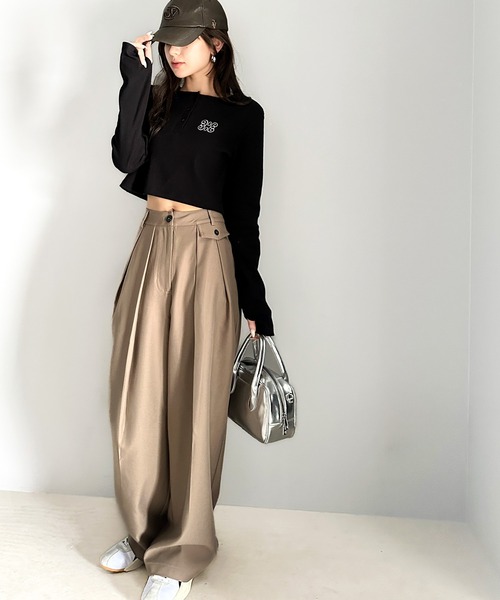 mily bilet（ミウィビレット）の「【mily bilet】指先も胸元も、あざと可愛い。ロゴ刺繍ヘンリーネッククロップドテレコリブカットソー（Tシャツ/カットソー・レディース・ブラック/チャコールグレー/アイボリー/インディゴブルー・SMALL/MEDIUM/LARGE/X-LARGE）」の16枚目の写真