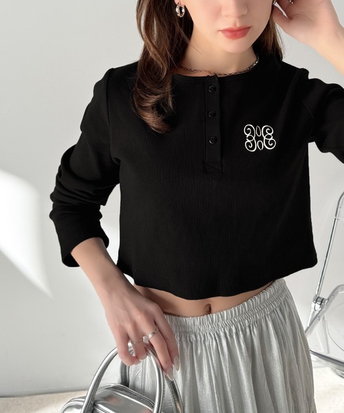 mily bilet（ミウィビレット）の「【mily bilet】指先も胸元も、あざと可愛い。ロゴ刺繍ヘンリーネッククロップドテレコリブカットソー（Tシャツ/カットソー・レディース・ブラック/チャコールグレー/アイボリー/インディゴブルー・SMALL/MEDIUM/LARGE/X-LARGE）」の19枚目の写真