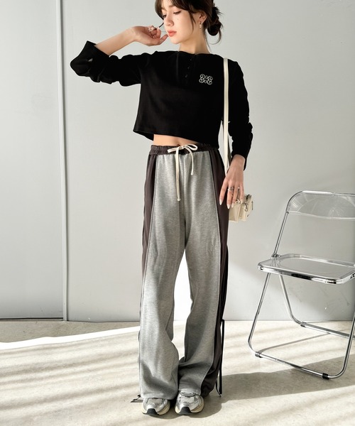 mily bilet（ミウィビレット）の「【mily bilet】指先も胸元も、あざと可愛い。ロゴ刺繍ヘンリーネッククロップドテレコリブカットソー（Tシャツ/カットソー・レディース・ブラック/チャコールグレー/アイボリー/インディゴブルー・SMALL/MEDIUM/LARGE/X-LARGE）」の20枚目の写真