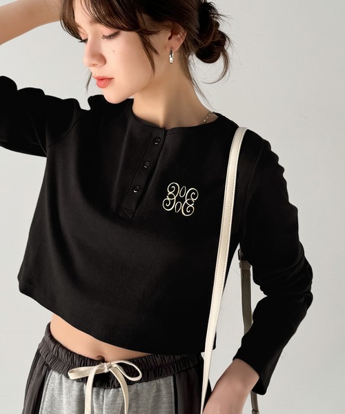 mily bilet（ミウィビレット）の「【mily bilet】指先も胸元も、あざと可愛い。ロゴ刺繍ヘンリーネッククロップドテレコリブカットソー（Tシャツ/カットソー・レディース・ブラック/チャコールグレー/アイボリー/インディゴブルー・SMALL/MEDIUM/LARGE/X-LARGE）」の21枚目の写真