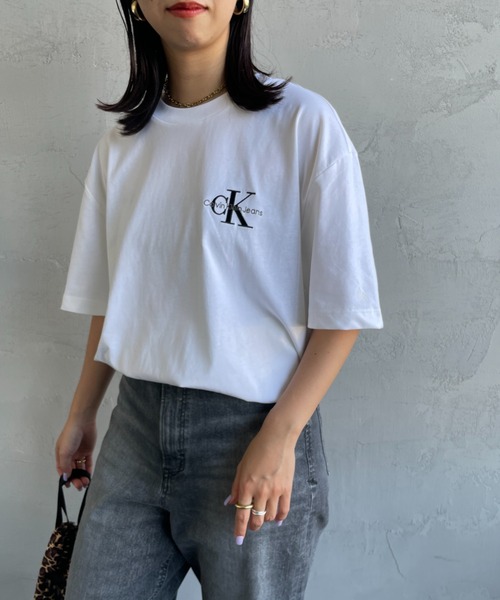 【新着】カルバンクライン 白コットンx青刺繍オフショルダーミニ Calvin Klein Jeans オープンショルダー ミニドレス | ブルー