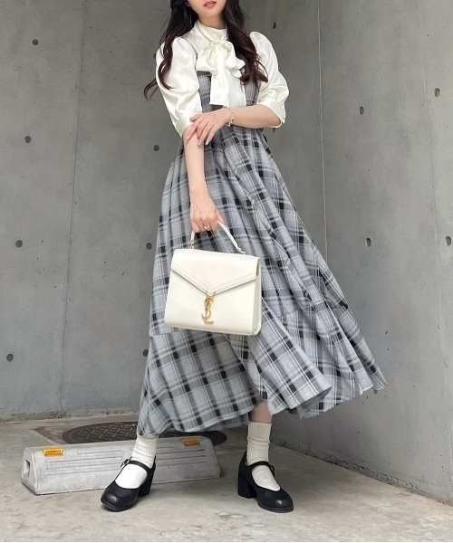 TITTY&CO.（ティティーアンドコー）の「NEWフレアミディジャンパースカート（ワンピース・レディース・ブラック/グレー/ラベンダー/モカ・FREE/X-SMALL）」の2枚目の写真