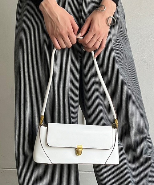 Jewelobe(ジュエローブ)の「横長フラップショルダーバッグ(ショルダーバッグ・レディース・ブラック/ホワイト/レッド・FREE)」の4枚目の写真
