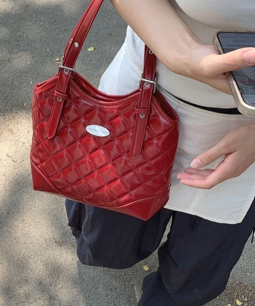 mebole(メボレ)の「キルティングハンドバッグ(ショルダーバッグ・レディース・ブラック/レッド/シルバー/ピンク/ホワイト・FREE)」の1枚目の写真