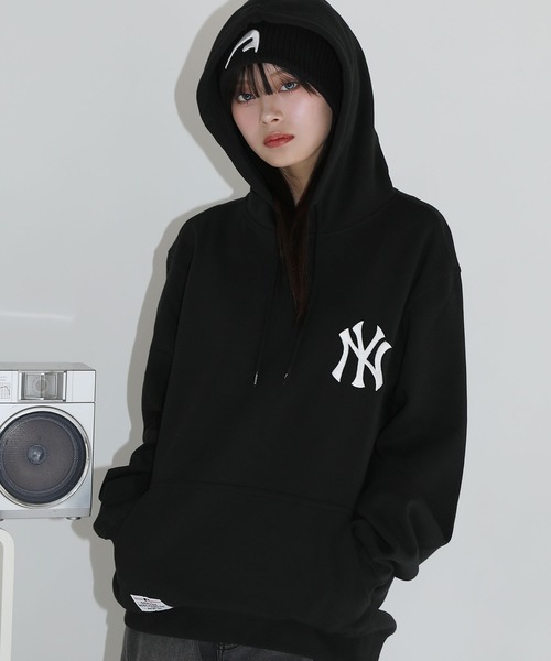 MSG(エムエスジー)の「NEWERA 【日本未発売・WEB限定】 MLBニューヨークヤンキース スリーブパッチプルパーカー(パーカー・メンズ・ブラック・L/M/XL/S)」の1枚目の写真