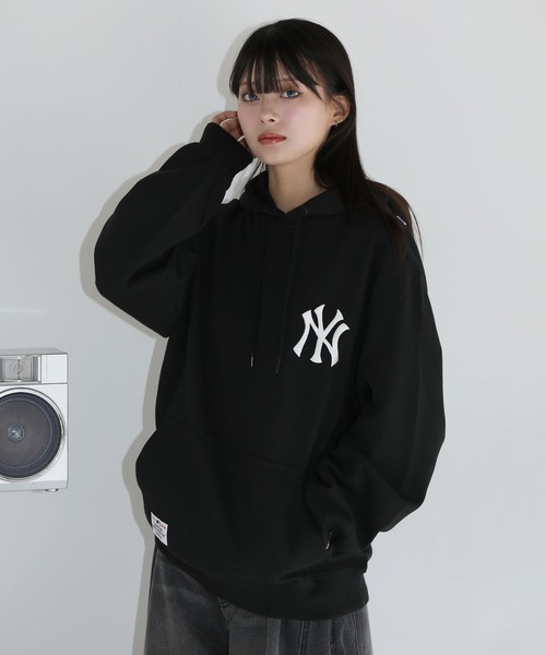 MSG(エムエスジー)の「NEWERA 【日本未発売・WEB限定】 MLBニューヨークヤンキース スリーブパッチプルパーカー(パーカー・メンズ・ブラック・L/M/XL/S)」の2枚目の写真
