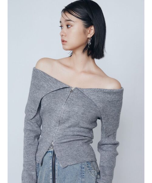EMODA（エモダ）の「カラーオフショルダーストラップニット（ニット/セーター・レディース・レッド/グレー/アイボリー/ブラック・FREE）」の6枚目の写真