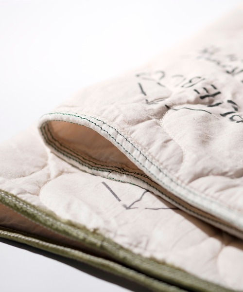 PUEBCO（プエブコ）の「VINTAGE PARACHUTE LINE QUILTED BLANKET（ブランケット・メンズ・ホワイト×グリーン/ホワイト×ホワイト・ONE SIZE）」の4枚目の写真
