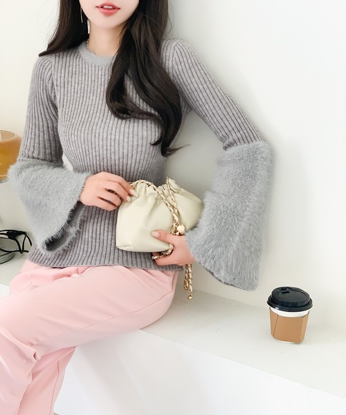 by LEGNA(バイレグナ)の「コーディネートを格上げ シャギーフレアスリーブニット(ニット/セーター・レディース・グレー/アイボリー/ブラック/ホワイト×ブラック・FREE)」の4枚目の写真