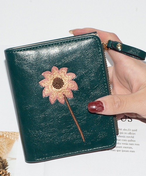 セール】フラワー 刺繍 レザー調 スクエア 二つ折り 財布（財布