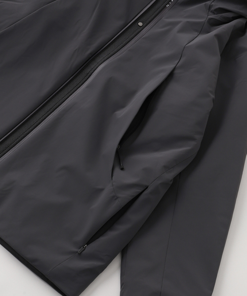 DESCENTE ALLTERRAIN（デサント　オルテライン）の「DESCENTE ALLTERRAIN / デサント オルテライン INSULATED ACTIVEJACKET DU4FWBA6M（その他アウター・メンズ・グレー/ブラック・LARGE/MEDIUM）」の3枚目の写真