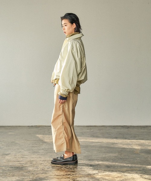 BAYFLOW（ベイフロー）の「[軽量!!シワになりにくい]Ｗジップギャザーブルゾン（ブルゾン・レディース・アイボリー/ブラック・SMALL/MEDIUM）」の8枚目の写真