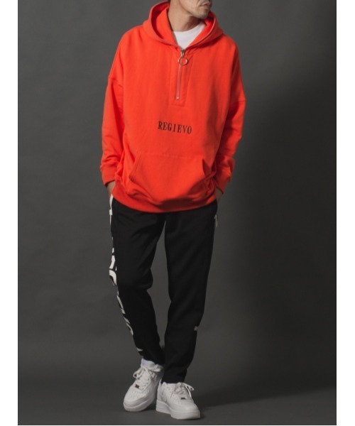 REGIEVO（レジエボ）の「【REGIEVO】サイドロゴプリント / スタイリッシュ ジョガーパンツ（スウェットパンツ・メンズ・オフホワイト/ブラック・X-LARGE/LARGE/MEDIUM）」の9枚目の写真