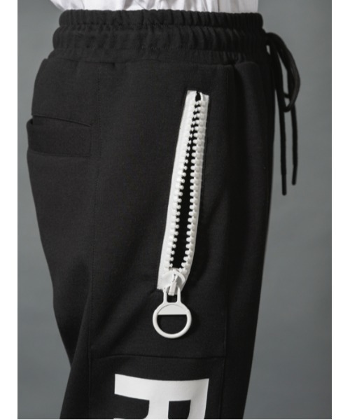 REGIEVO（レジエボ）の「【REGIEVO】サイドロゴプリント / スタイリッシュ ジョガーパンツ（スウェットパンツ・メンズ・オフホワイト/ブラック・X-LARGE/LARGE/MEDIUM）」の14枚目の写真