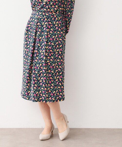 LAURA ASHLEY(ローラアシュレイ)の「【ジャージ素材/洗える/同柄アイテムあり】ポリアンサス柄スカート(スカート・レディース・グレー系5/ネイビー系・38/40)」の1枚目の写真