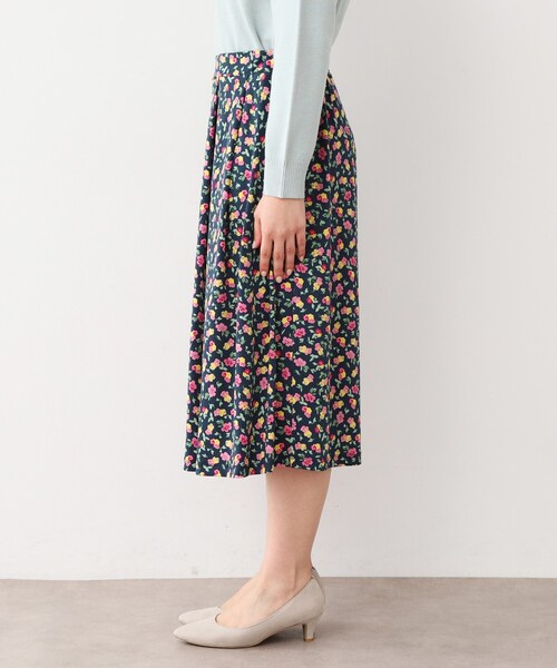 LAURA ASHLEY(ローラアシュレイ)の「【ジャージ素材/洗える/同柄アイテムあり】ポリアンサス柄スカート(スカート・レディース・グレー系5/ネイビー系・38/40)」の7枚目の写真