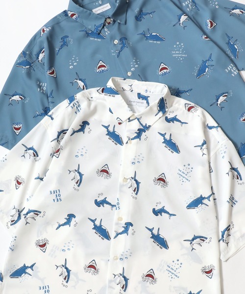 Lazar(ラザル)の「Animal Allover Shirts/接触冷感 イージーケア オーバーサイズ アニマル 総柄 イヌ ネコ サメ ペンギン レギュラーカラー 半袖シャツ/レディース メンズ(シャツ/ブラウス・レディース・ベージュ/ホワイト/ホワイト系その他/グリーン/ホワイト系その他3/ブラック/ブラック系その他2/ブラック系その他/ホワイト系その他2/ブルー/グレイッシュブルー/ブラック系その他3/グレー/ネイビー/ベージュ系その他/アイボリー/サックスブルー/ミント/ホワイト系その他4/ホワイト系その他5/ブルー系その他/ブラック系その他5/ホワイト系その他6/ブラック系その他7/ブラック系その他4/ブルー系その他2/ブラック系/ブラック系その他6/ネイビー系・M/L)」の4枚目の写真
