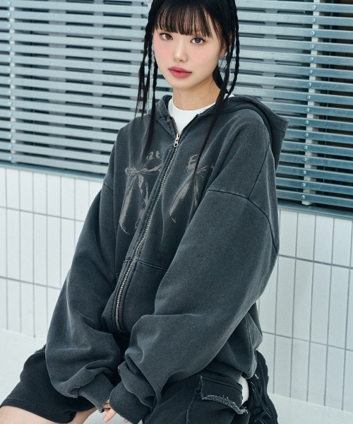 ACOVER(オコボ)の「A'GEM/9 × .kom 『ACOVER/オコボ』 Ribbon Club Pigment Hood Zip-Up/リボンクラブピグメントフードジップアップ(パーカー・レディース・チャコールグレー・FREE)」の2枚目の写真