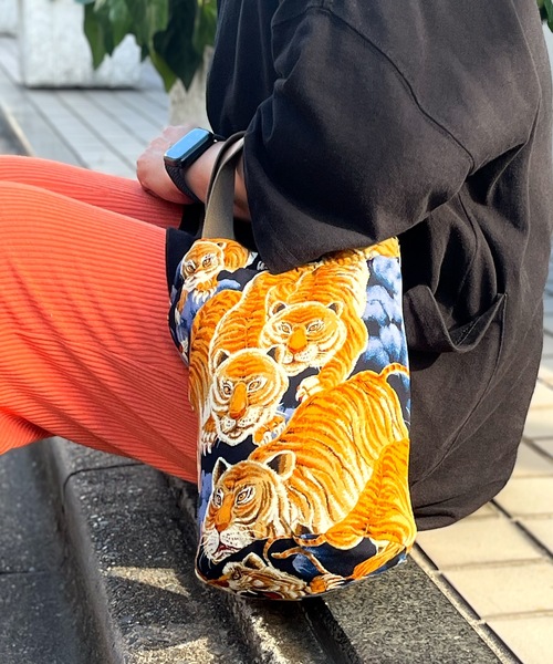 HOUSTON（ヒューストン）の「HOUSTON / R/V 百虎EFFECT BAG / 6882（ショルダーバッグ・レディース・ネイビー/ブラック/パープル/オレンジ/イエロー/グレー/グリーン・ONESIZE）」の5枚目の写真