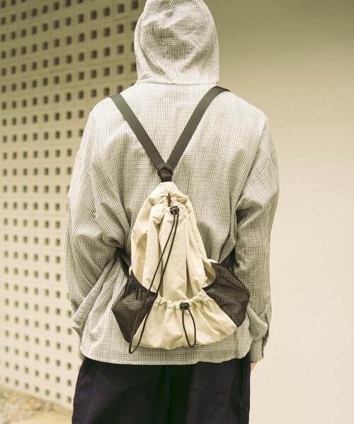 FREAK'S STORE(フリークスストア)の「限定展開 YOU YOUR/ユーユアー ワンポイントロゴ ナップサック(バックパック/リュック・メンズ・ブラック/オフホワイト・ONE SIZE)」の2枚目の写真