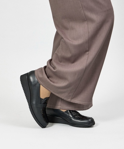 Atelier(アトリエ)の「【3E】ステッチベルトモチーフスリッポン(スリッポン・レディース・その他19/その他18/クリアブラック/ネイビー/ブラック・22cm/22.5cm/23cm/23.5cm/24cm/24.5cm)」の2枚目の写真