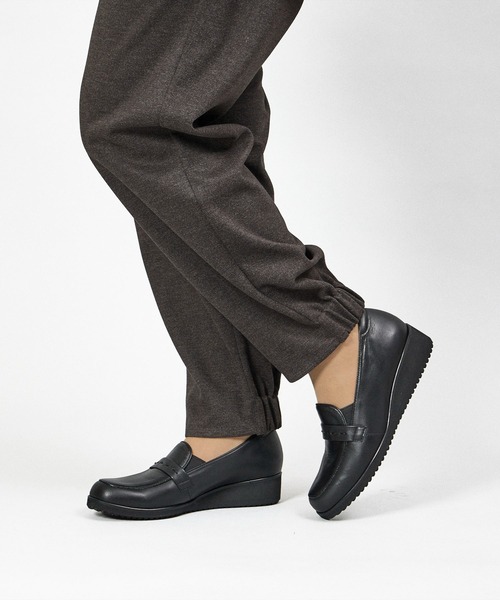 Atelier(アトリエ)の「【3E】ステッチベルトモチーフスリッポン(スリッポン・レディース・その他19/その他18/クリアブラック/ネイビー/ブラック・22cm/22.5cm/23cm/23.5cm/24cm/24.5cm)」の1枚目の写真