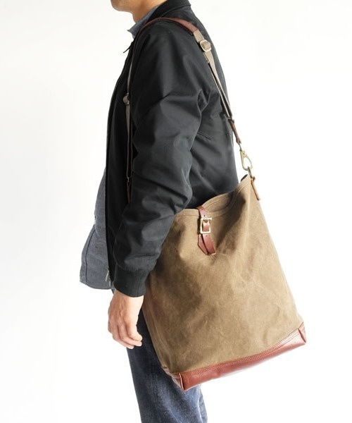 ARTS & CRAFTS(アーツアンドクラフト)の「アーツアンドクラフツ / AGING CANVAS エイジングキャンバス / ONE STRAP CARRY ALL ワンストラップキャリーオール(ショルダーバッグ・メンズ・オリーブ/タン・FREE)」の1枚目の写真