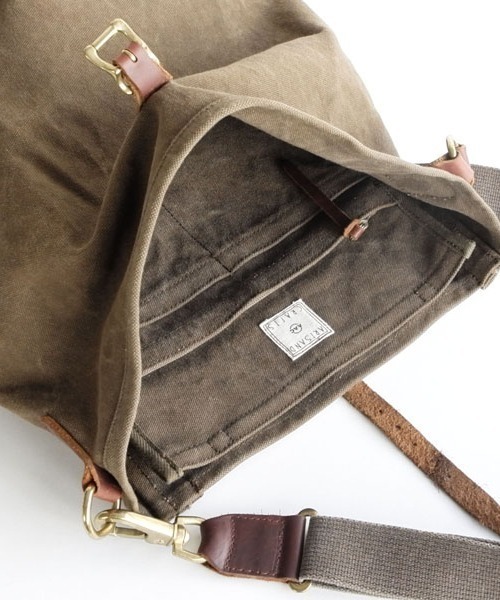 ARTS & CRAFTS(アーツアンドクラフト)の「アーツアンドクラフツ / AGING CANVAS エイジングキャンバス / ONE STRAP CARRY ALL ワンストラップキャリーオール(ショルダーバッグ・メンズ・オリーブ/タン・FREE)」の9枚目の写真