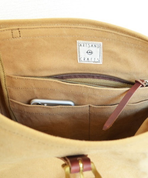 ARTS & CRAFTS(アーツアンドクラフト)の「アーツアンドクラフツ / AGING CANVAS エイジングキャンバス / ONE STRAP CARRY ALL ワンストラップキャリーオール(ショルダーバッグ・メンズ・オリーブ/タン・FREE)」の7枚目の写真