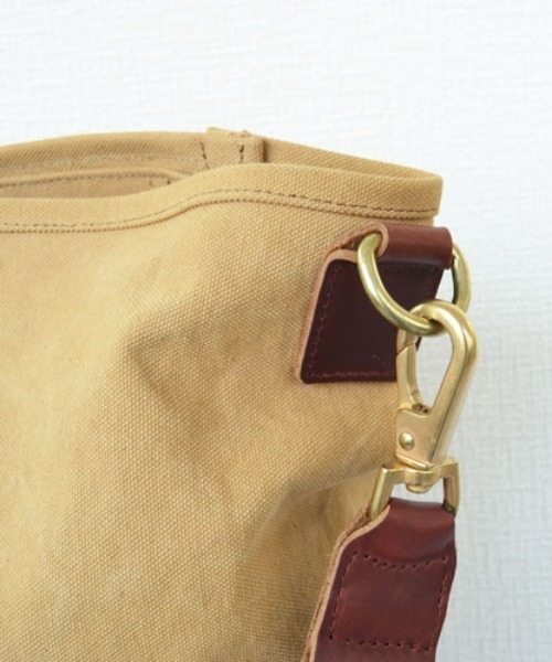 ARTS & CRAFTS(アーツアンドクラフト)の「アーツアンドクラフツ / AGING CANVAS エイジングキャンバス / ONE STRAP CARRY ALL ワンストラップキャリーオール(ショルダーバッグ・メンズ・オリーブ/タン・FREE)」の5枚目の写真
