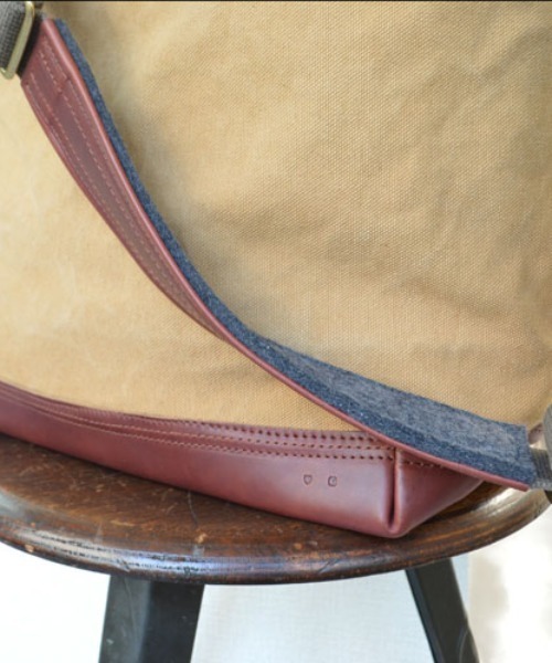 ARTS & CRAFTS(アーツアンドクラフト)の「アーツアンドクラフツ / AGING CANVAS エイジングキャンバス / ONE STRAP CARRY ALL ワンストラップキャリーオール(ショルダーバッグ・メンズ・オリーブ/タン・FREE)」の4枚目の写真