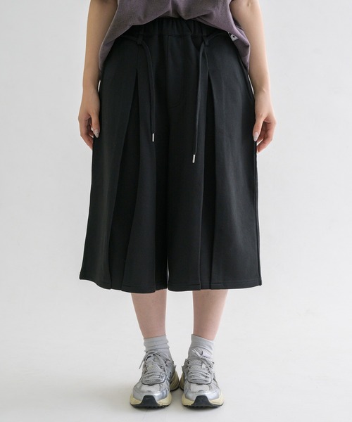 EPNK（イーピーエヌケー）の「【EPNK】Vertical tuck  sweat shorts / バーティカルタックスウェットショーツ（スウェットパンツ・メンズ・グレー/ブラック・SMALL/MEDIUM/LARGE）」の2枚目の写真