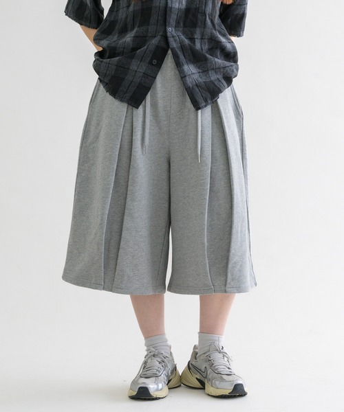 EPNK（イーピーエヌケー）の「【EPNK】Vertical tuck  sweat shorts / バーティカルタックスウェットショーツ（スウェットパンツ・メンズ・グレー/ブラック・SMALL/MEDIUM/LARGE）」の3枚目の写真