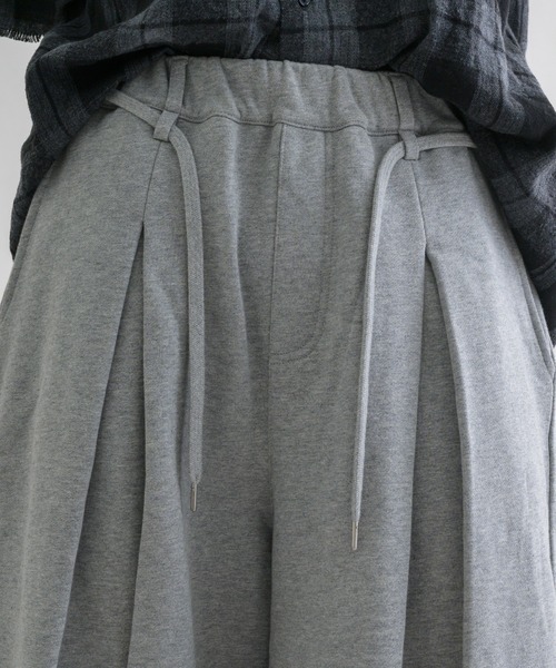 EPNK（イーピーエヌケー）の「【EPNK】Vertical tuck  sweat shorts / バーティカルタックスウェットショーツ（スウェットパンツ・メンズ・グレー/ブラック・SMALL/MEDIUM/LARGE）」の13枚目の写真