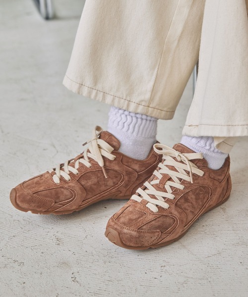 MOHI(モヒ)の「MOHI/モヒ ナチュラルスエードレースアップスニーカー(スニーカー・レディース・ブラック/モカ/ベージュ・24.5cm/24cm/23.5cm/23cm/22.5cm)」の2枚目の写真