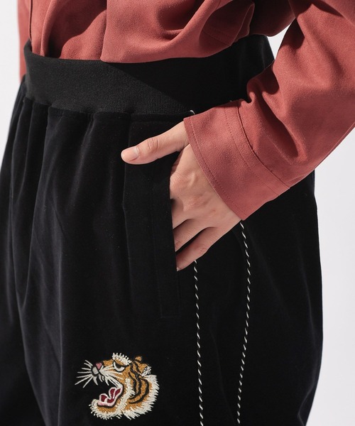 アルベロベロ黒パンツ 豚の刺繍付き 新品未使用タグ付き アルベロベロ黒パンツ 豚の刺繍付き 新品未使用タグ付き