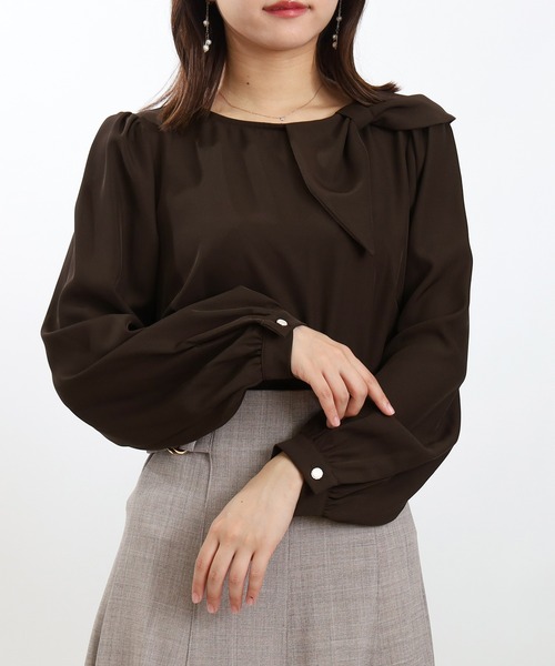 ASTORIA ODIER(アストリアオディール)の「とろみアシメ肩リボンブラウス(シャツ/ブラウス・レディース・イエロー/ホワイト/ブラウン/ピンクベージュ・MEDIUM)」の3枚目の写真